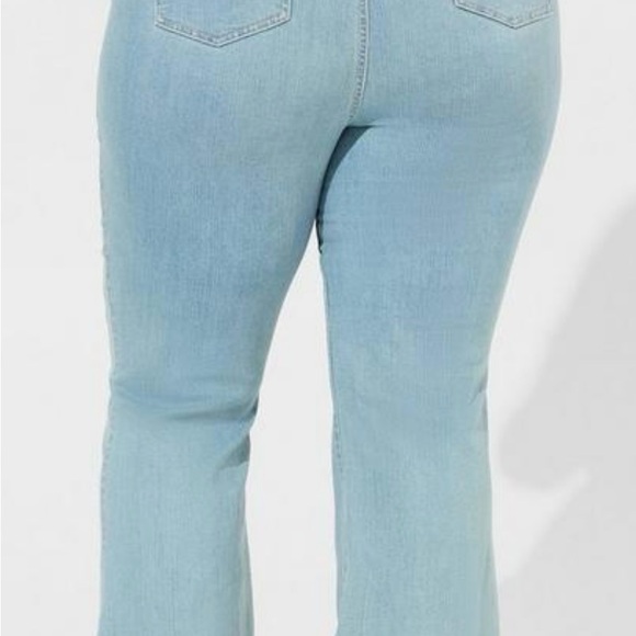 NWT Torrid Bombshell Flare Premium Stretch High-Rise Jean - Picture 4 of 9